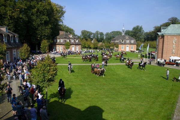 Schleppjagd auf Schloss Clemenswerth in Sögel – Blick von oben auf Veranstaltung 